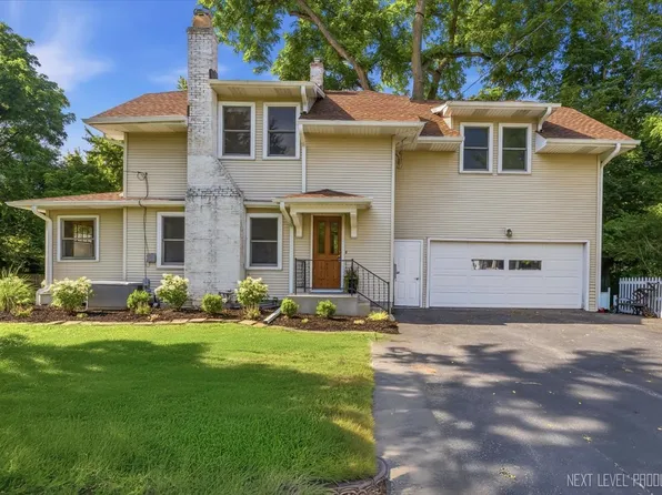 32W183 Glos St, Wayne, IL 60184