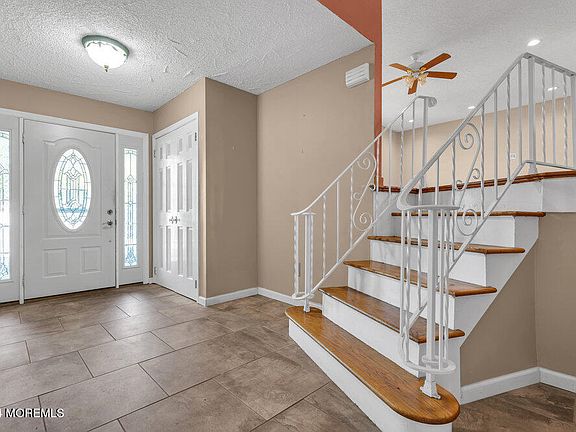 4th image of 691 Sussex Ct
