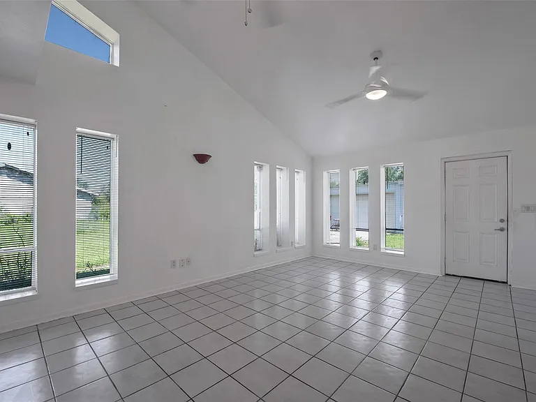 1208 Weyer St — Photo 10