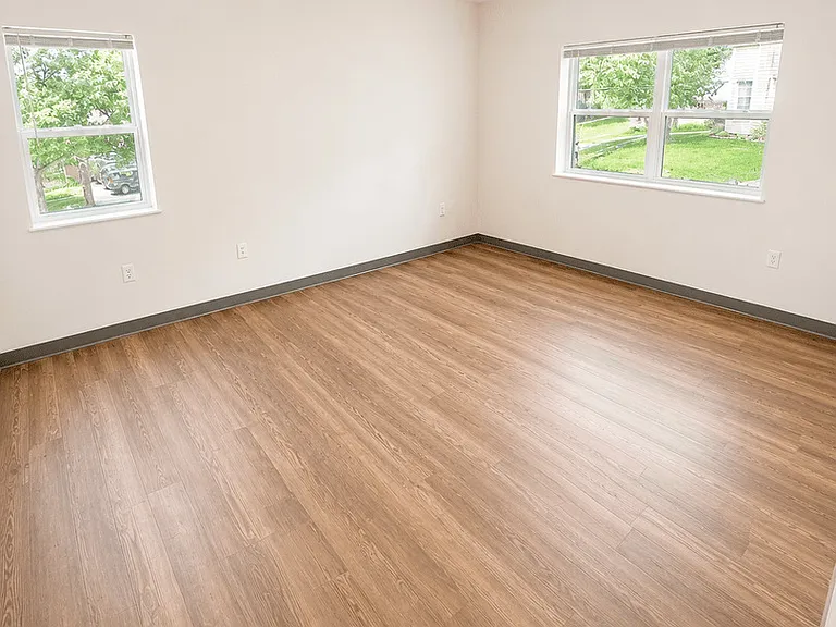 410 E Main St — Photo 8