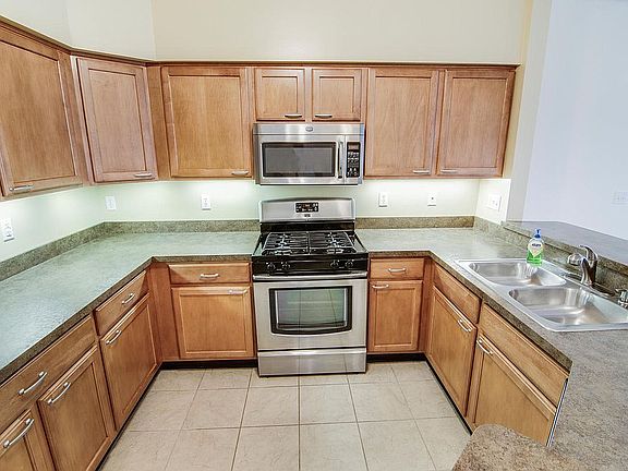 2nd image of 920 W Summerfield Gln