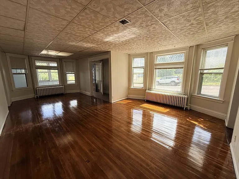 831 W 3rd St — Photo 3