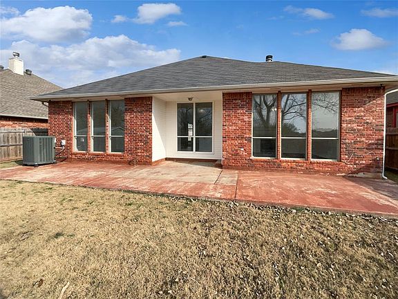 5th image of 1013 Oak Creek Dr
