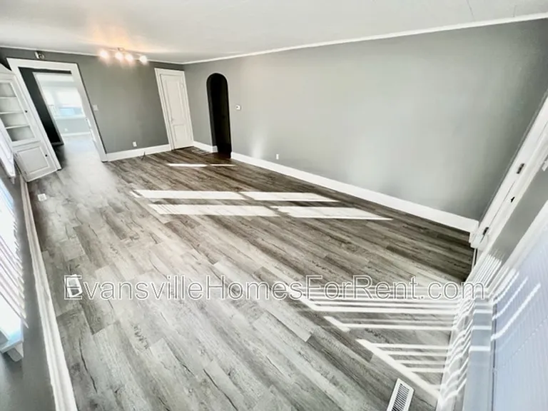 907 E Broadway St — Photo 5