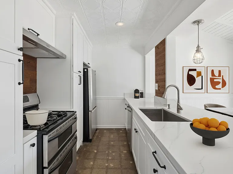 241 E 21st St — Photo 15