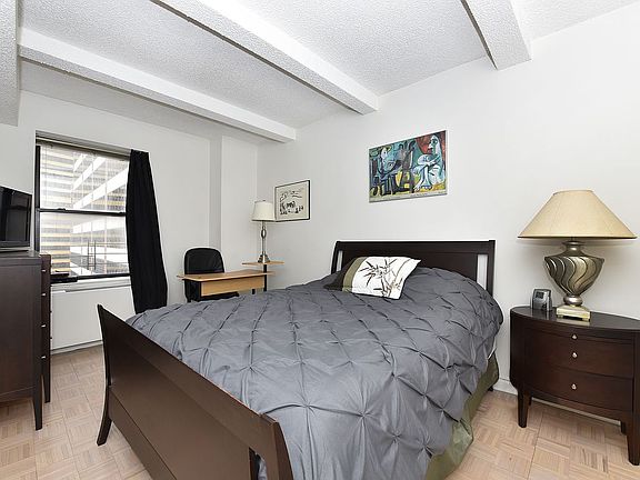 4th image of 150 W 51st St #1621