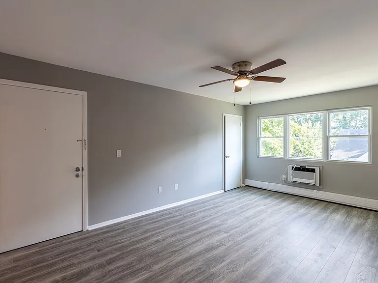 15 Saint Johns Pl — Photo 4