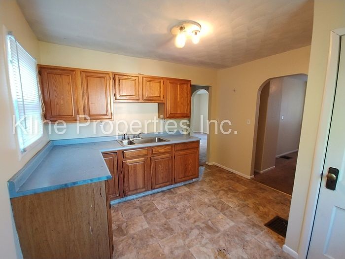 2nd image of 862 S Worth Ave