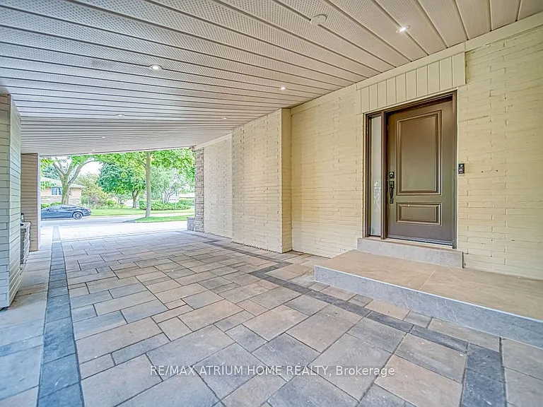 4 Palomino Cres — Photo 2