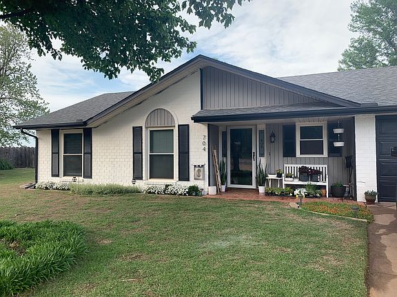 3rd image of 704 Highland Dr