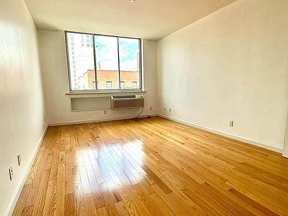 4th image of 1635 Lexington Ave #6Z