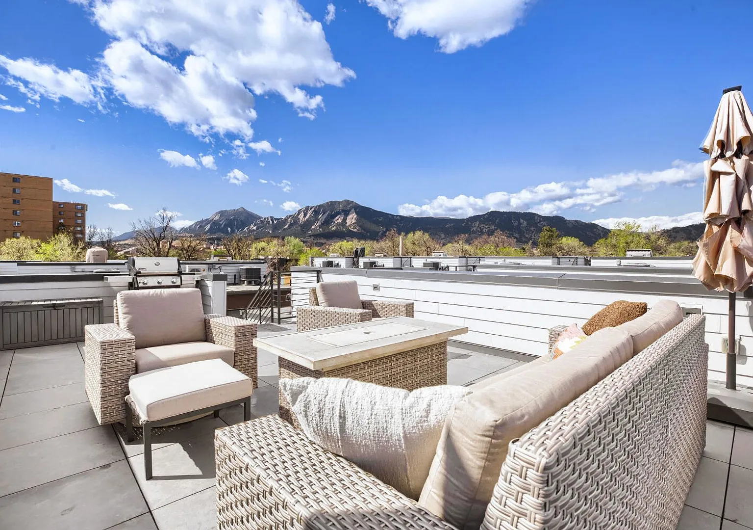 Stylish 2BR Boulder Retreat | Rooftop Deck & Prime Location — Photo 3