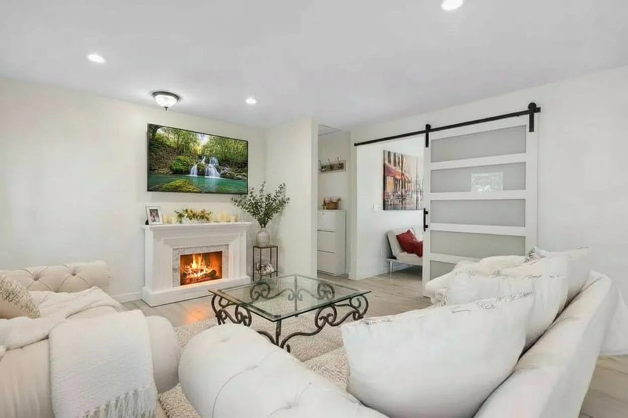 3 bed, 1040 sqft, $3,700 — Photo 1