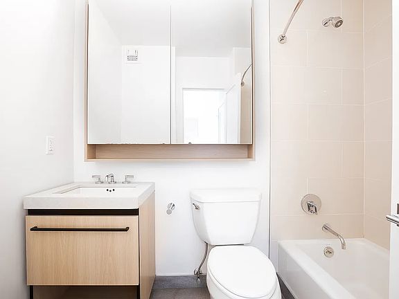 3rd image of 250 W 19th St APT 8D