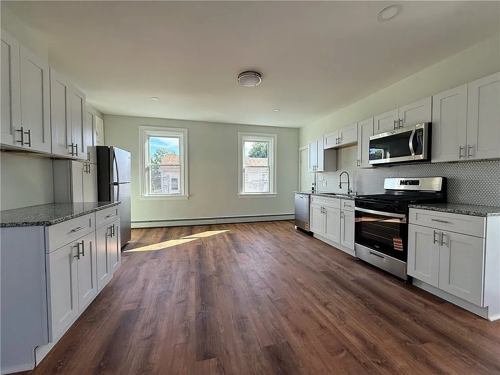 3 bed, 1100 sqft, $2,500 — Photo 3