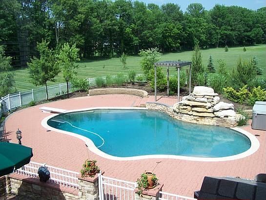 Relaxing pool w/ waterfall