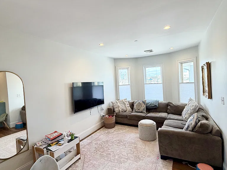 143 E Cottage St #3 — Photo 3