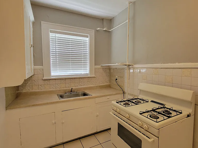 205 16th Ave NE #5 — Photo 4