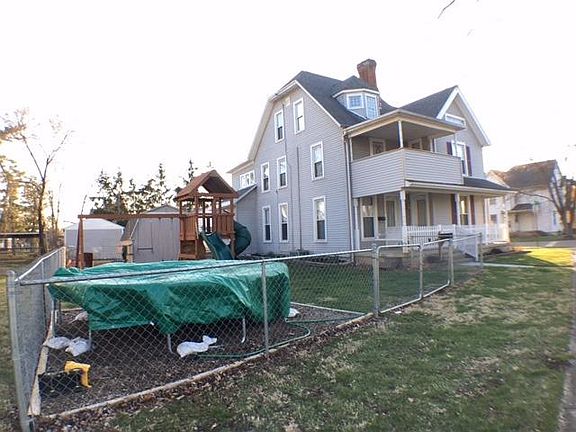 3rd image of 320 Lake Ave