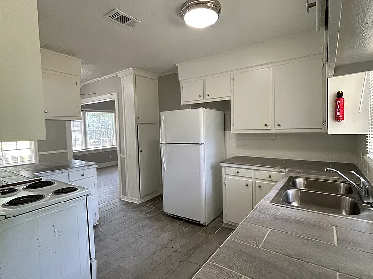 Maplewood Dr — Photo 5