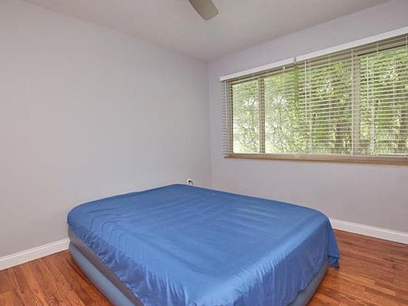 5th image of 725 Jamaica Pl