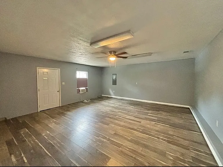 111 S Jackson Ave — Photo 2