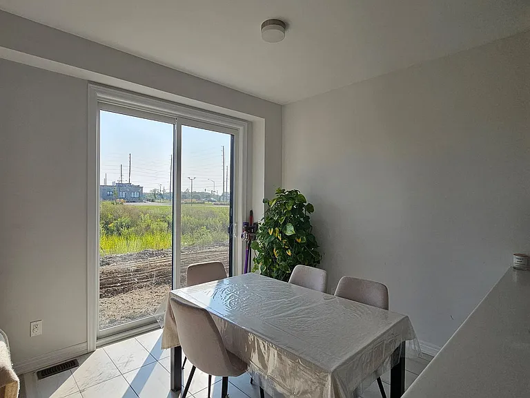 1084 Lockie Dr — Photo 3