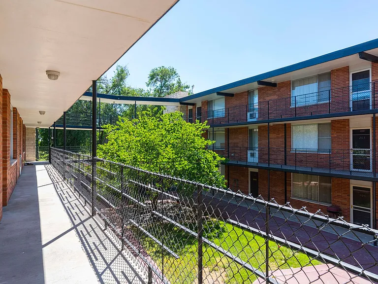 Dolphin Apartments: Leasing Specials! Great location in Kennewick — Photo 29