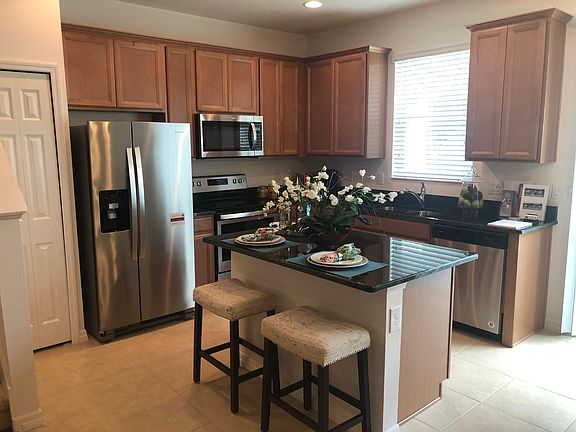 Spacious Kitchen w/Island