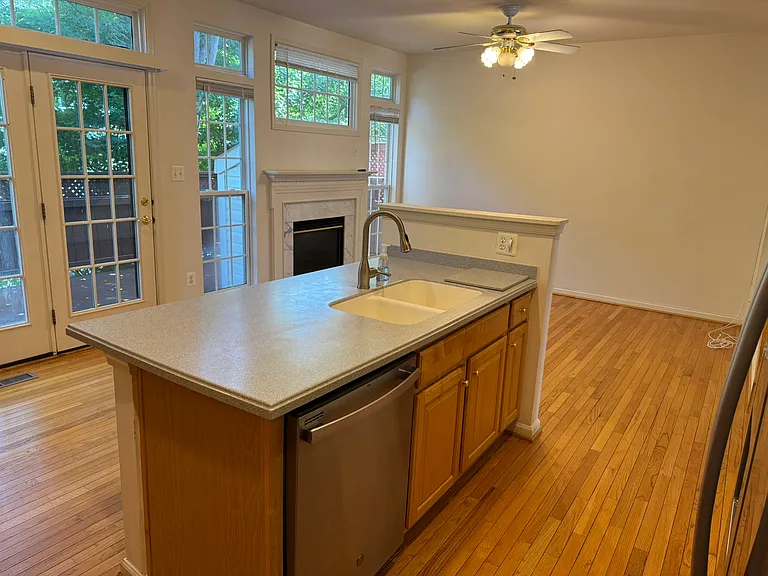 2743 Manhattan Pl — Photo 29