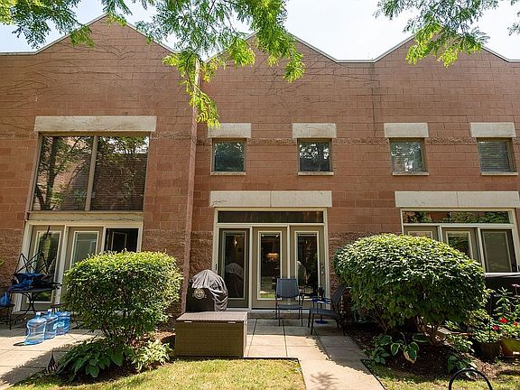 3rd image of 1100 W Cornelia Ave APT 133