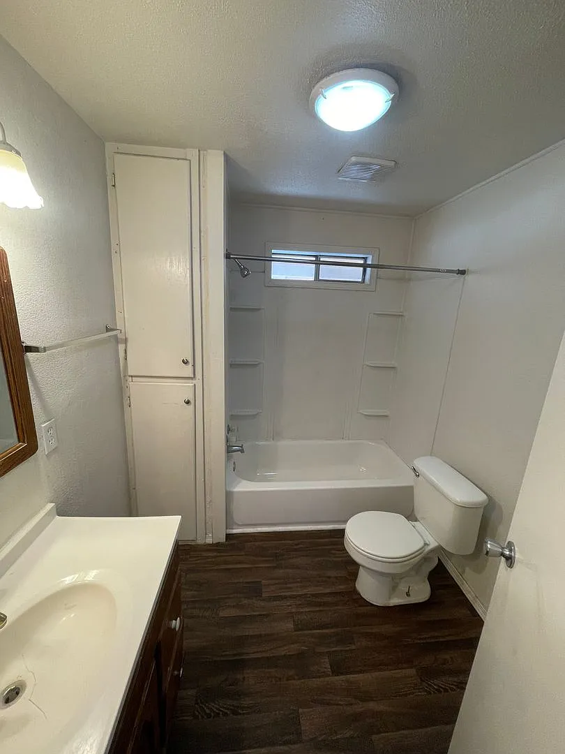 Large 3 Bedroom 1 1/2 Bath House for Rent in Independence KS. — Photo 3
