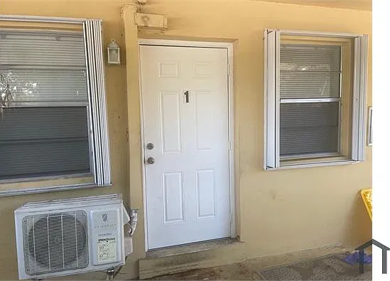 1646 N Dixie Hwy — Photo 3