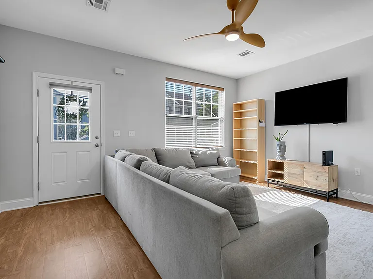 88 Seadrift Ave — Photo 2