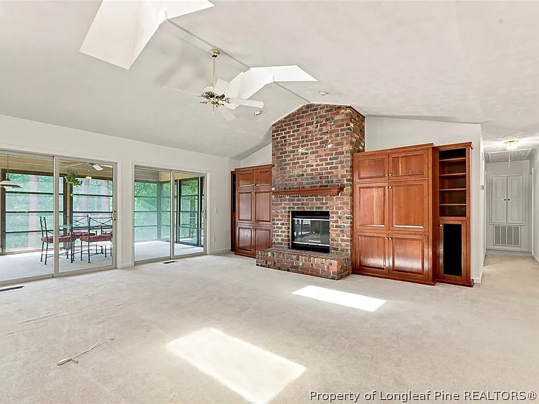 709 Essex Ct — Photo 6