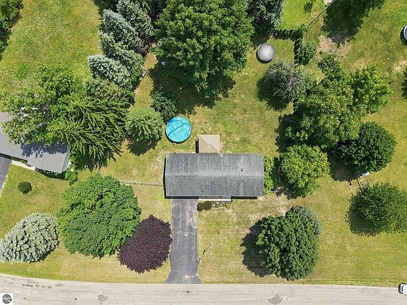 3rd image of 6075 Beverly Dr