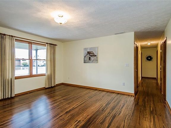 4th image of 750 Birchwood Dr