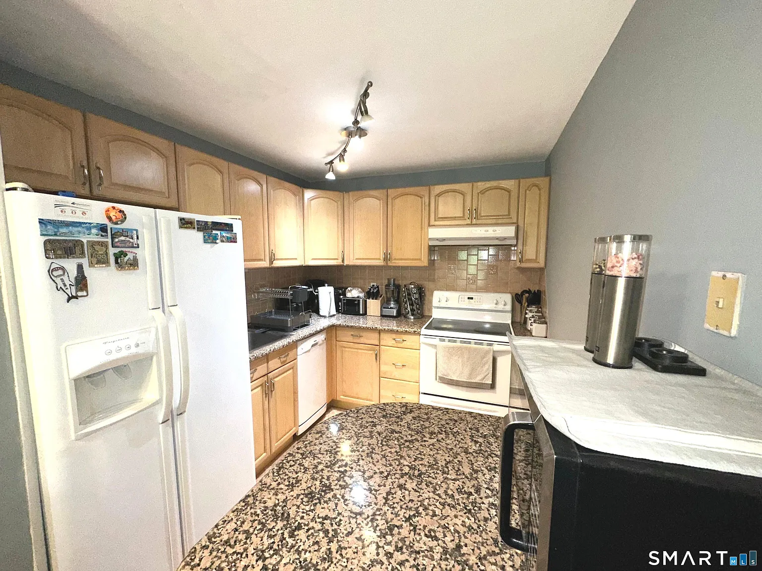 2 bed, 1.0 bath, 921 sqft, $1,950 — Photo 2