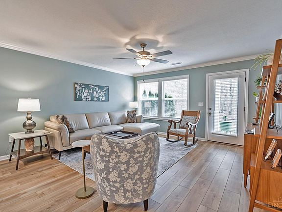 4th image of 5880 Parkview Ln #203
