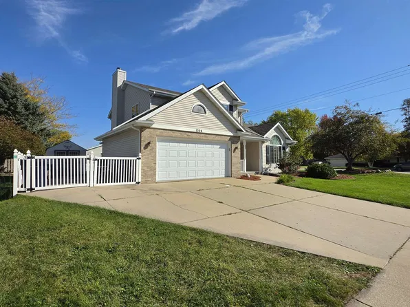 1304 N Wuthering Hills Dr, Janesville, WI 53546