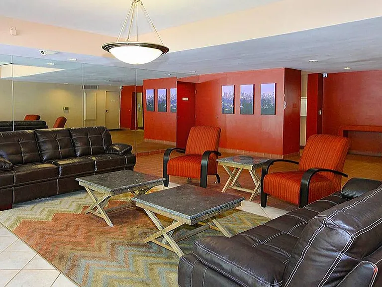 Savoy West Apartments — Photo 11