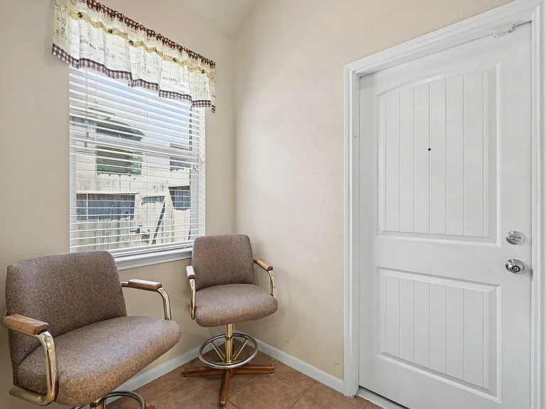 1912 Hill Manor Dr — Photo 23