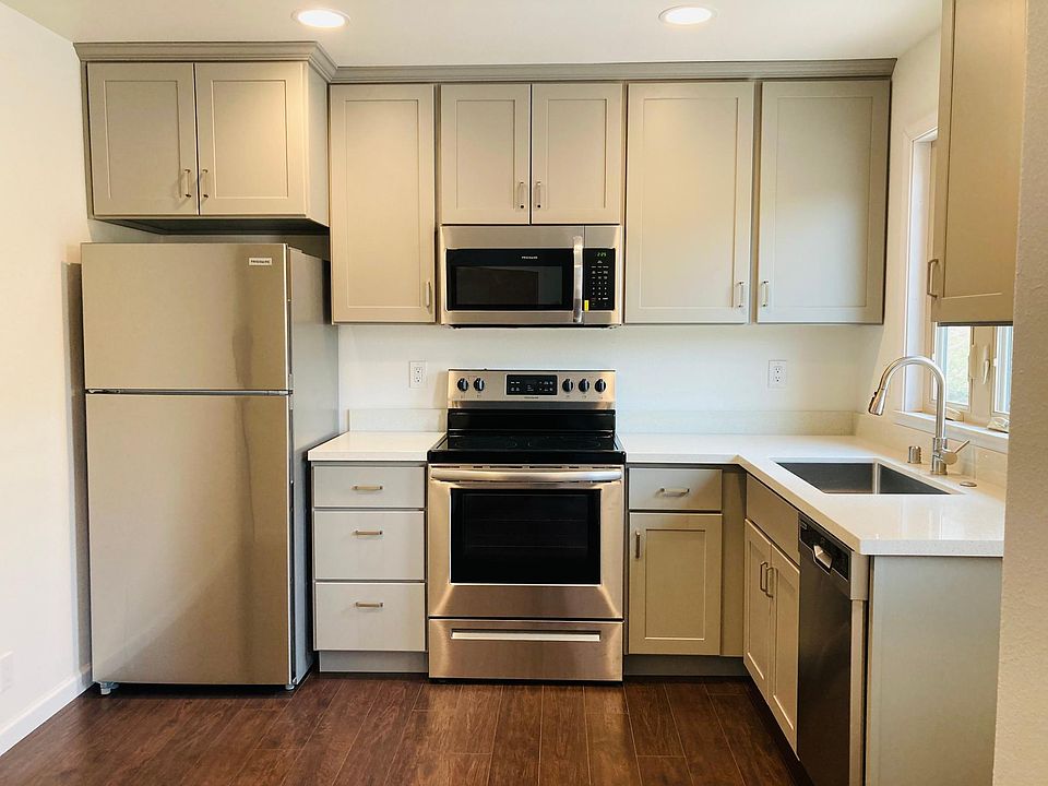 beautiful all new stainless steel appliances and quartz countertops