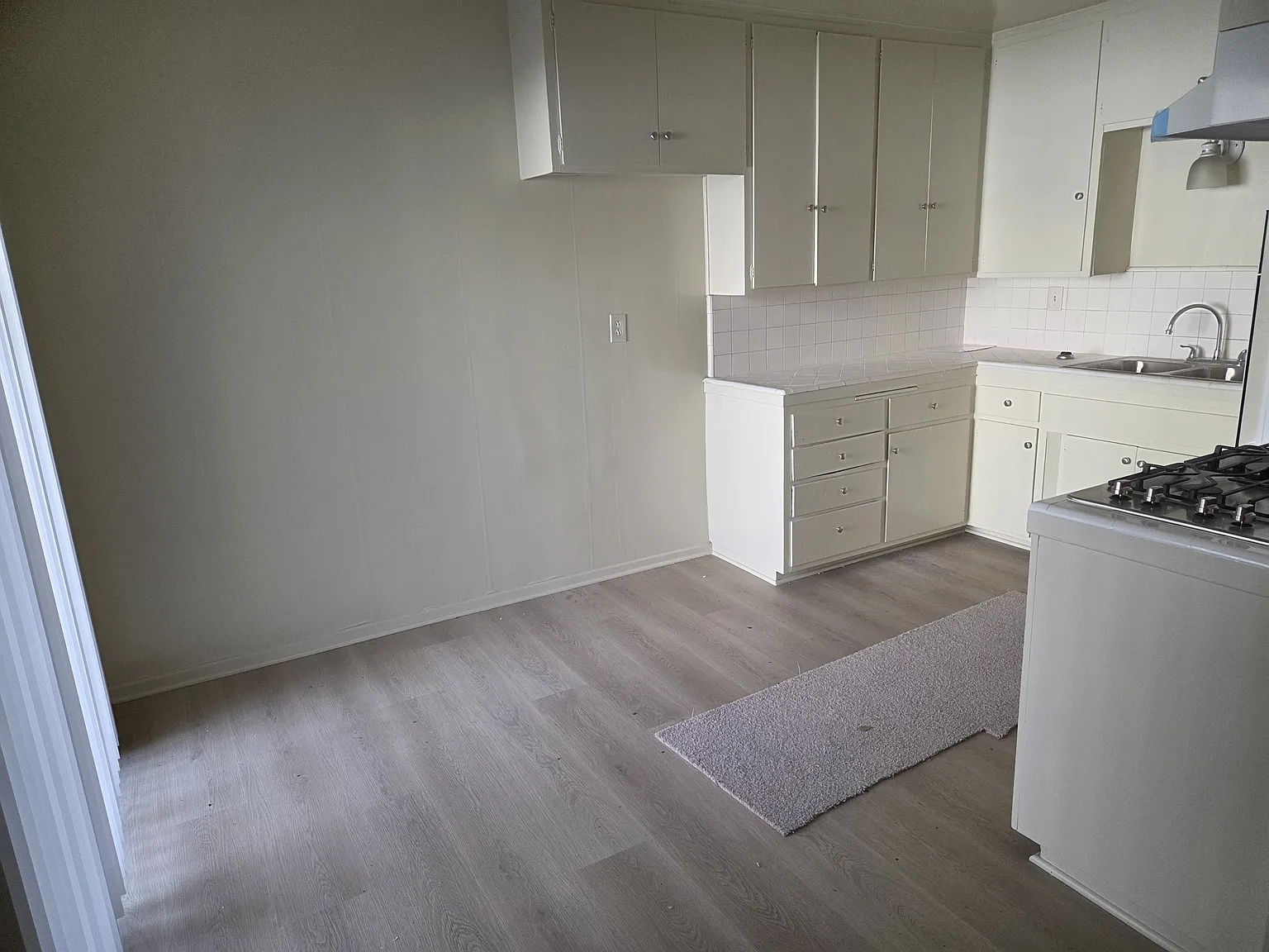 928 W Huntington Dr — Photo 3