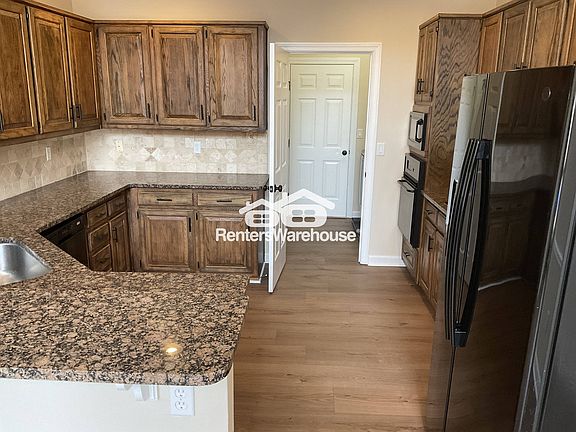 5th image of 215 Blue Spruce Cir