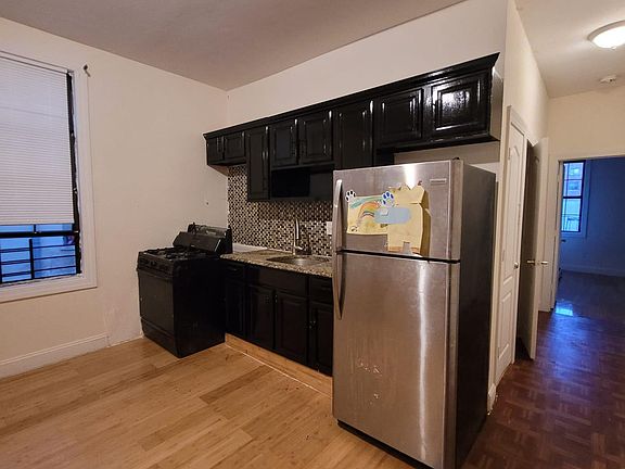 4th image of 2011 Mapes Ave #3