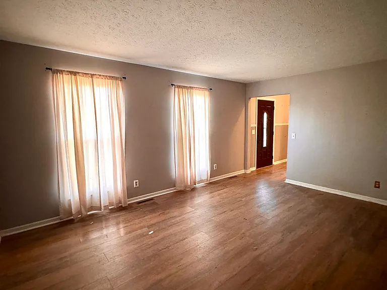 607 Yale Dr — Photo 6