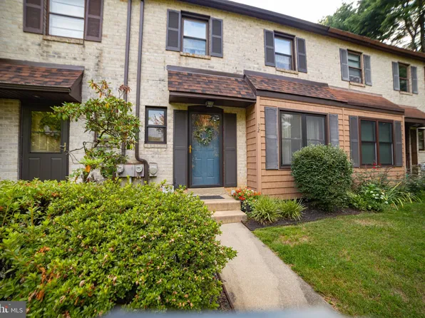 32 Bishop Dr, Aston, PA 19014