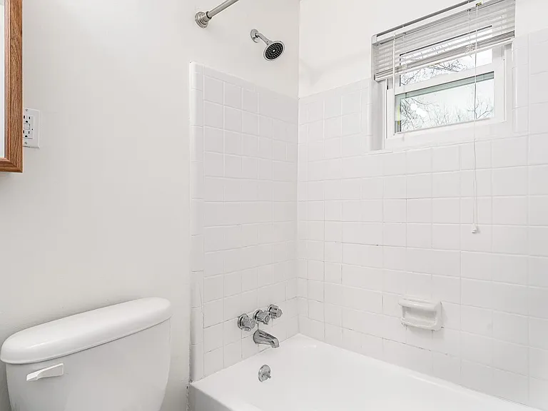 Lindsay Court Apartments — Photo 23
