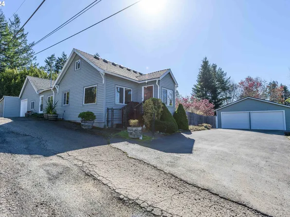 865 E 10th St, Coquille, OR 97423